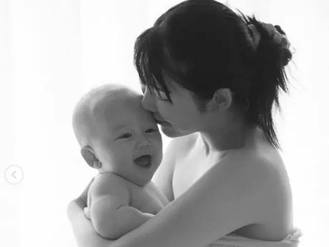 精子提供受けた“シングルマザー”サユリ（藤田小百合）、息子を胸に抱き”幸せな笑顔”（画像提供:wowkorea）