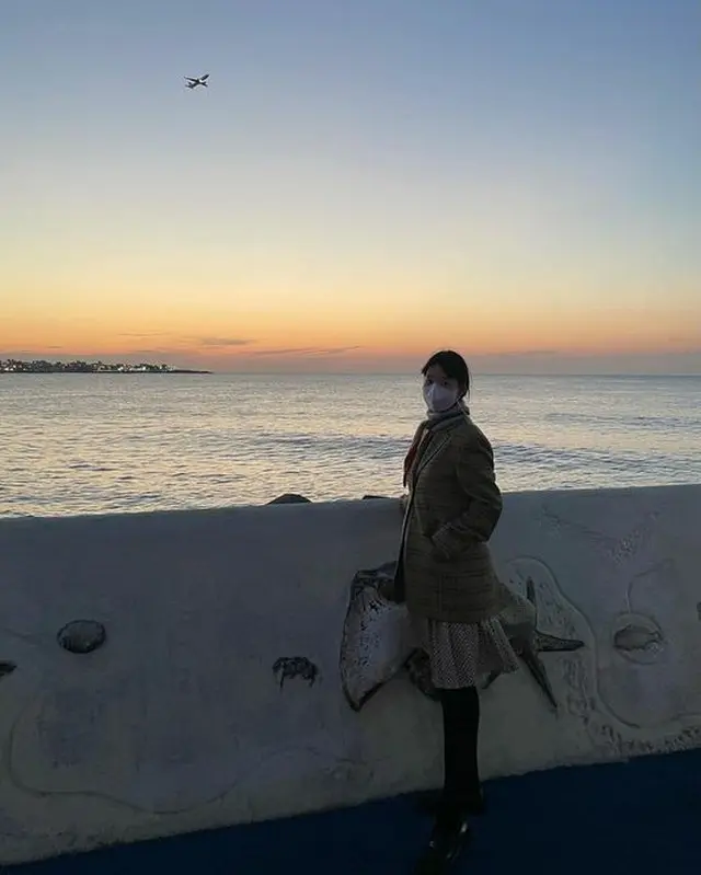 女優ハン・ジヘが、夫と済州の海辺の散歩に出た。（画像提供:OSEN）