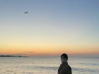 “結婚10年目で妊娠”女優ハン・ジヘ、検事の夫と夕焼けの海辺を散歩