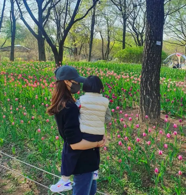 女優チャ・イェリョン、娘抱っこしてチューリップのお花見…“どっちがお花？”（画像提供:wowkorea）