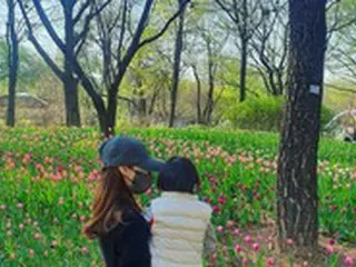 女優チャ・イェリョン、娘抱っこしてチューリップのお花見…“どっちがお花？”