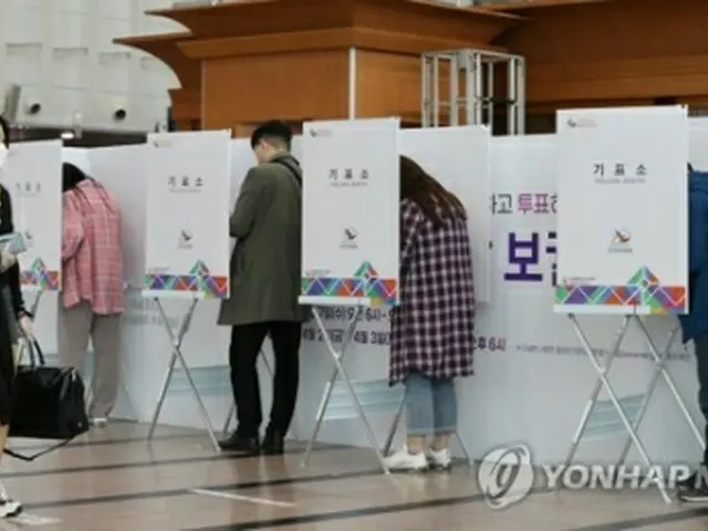 ３日、ソウル駅に設けられた投票所で期日前投票を行う有権者＝（聯合ニュース）