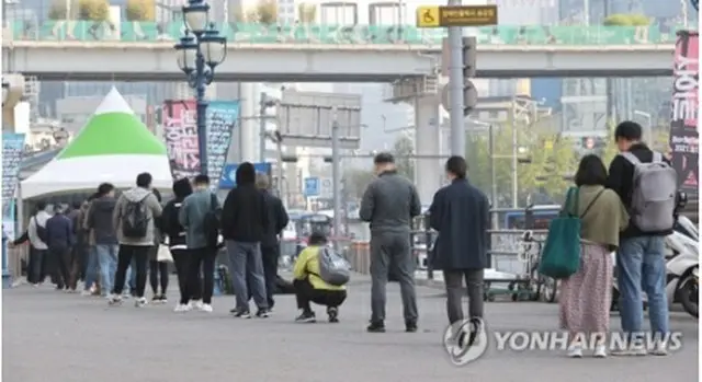 ソウル駅前の新型コロナウイルス検査所に市民の長い列ができている＝7日、ソウル（聯合ニュース）