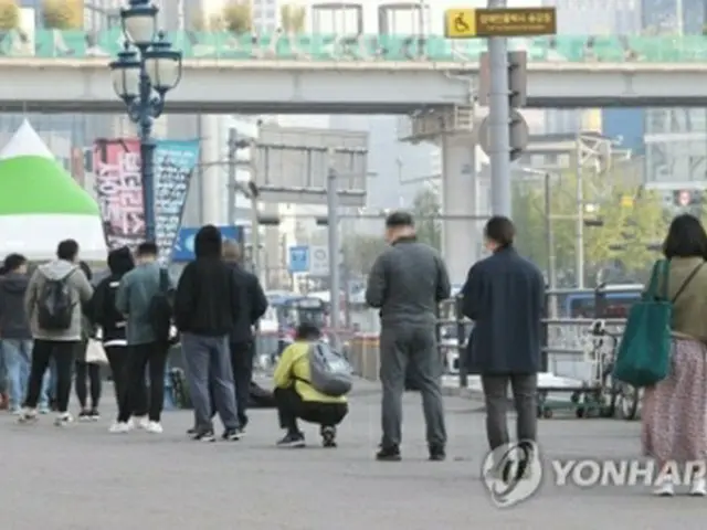 ソウル駅前の新型コロナウイルス検査所に市民の長い列ができている＝7日、ソウル（聯合ニュース）
