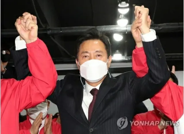 出口調査結果を受け、喜ぶ呉氏＝７日、ソウル（聯合ニュース）