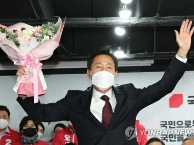 韓国・ソウル市長選で当選を確実にした保守系最大野党「国民の力」の呉世勲（オ・セフン）元ソウル市長（６０）が党本部で花束を受け取って喜びを分かち合っている＝７日、ソウル（聯合ニュース）