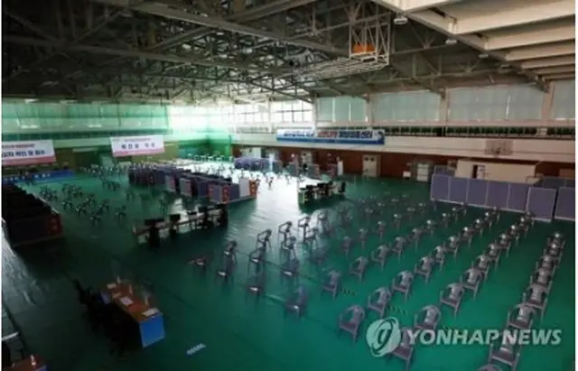 アストラゼネカ製ワクチンの接種が見合わせとなり、閑散とする南西部・光州市内の予防接種センター＝８日、光州（聯合ニュース）