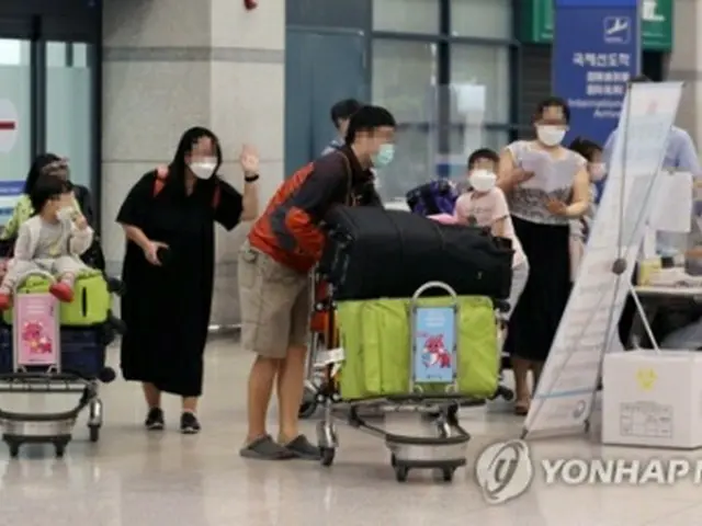 ミャンマーから韓国の仁川空港に到着した人たち＝（聯合ニュース）