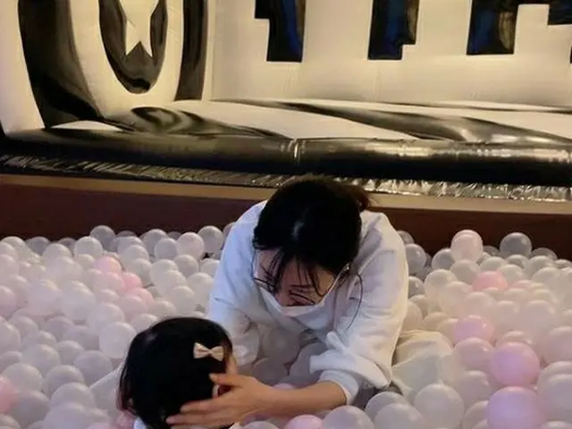 女優チェ・ジウ、キッズカフェで“親バカ”ぶりを発揮「娘よりわたしの方が楽しんでいる」（画像提供:wowkorea）