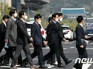 文大統領、呉世勲ソウル市長へ就任祝いの蘭を送る＝韓国