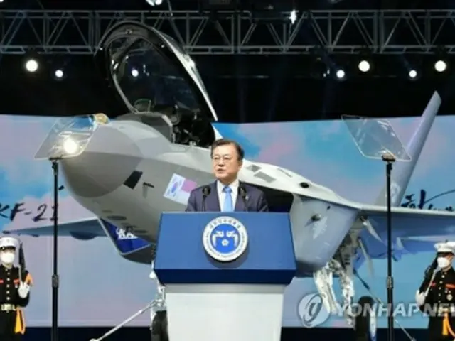 演説する文大統領=9日、泗川(聯合ニュース)