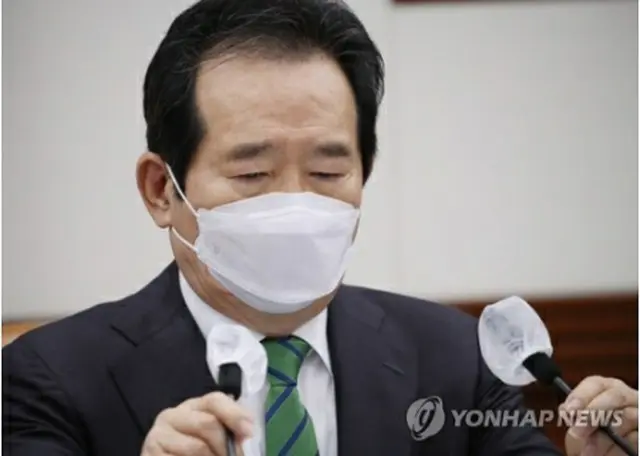 新型コロナのワクチン・治療薬の状況を点検する会議に出席した丁首相＝９日、ソウル（聯合ニュース）
