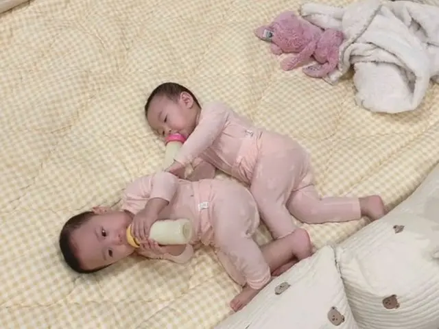 ユルヒ（元LABOUM）の双子娘アユル×アリン姉妹、哺乳瓶を持って自らベッドへ…“大きくなったね”（画像提供:wowkorea）