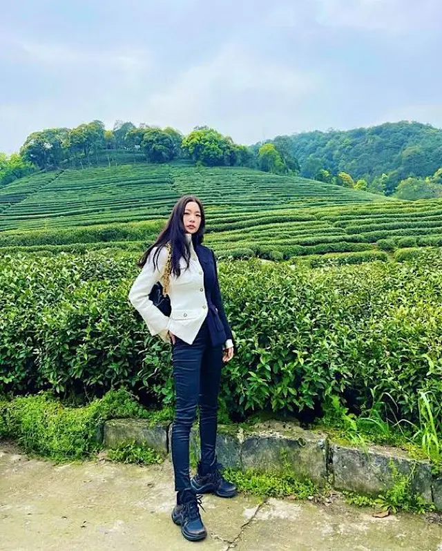 女優クララ、歩くところがランウェイ…高級美限度を超えたブラック＆ゴールドの着こなし（画像提供:wowkorea）