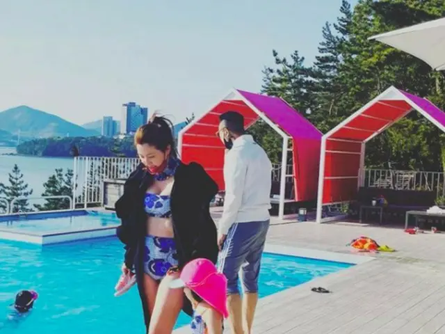 作曲家チュ・ヨンフンの妻で女優のイ・ユンミ、末っ子とお揃い水着…プール付きビルで楽しい家族旅行（画像提供:wowkorea）