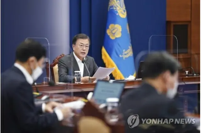 新型コロナウイルス対応特別防疫点検会議で発言する文大統領＝12日、ソウル（聯合ニュース）