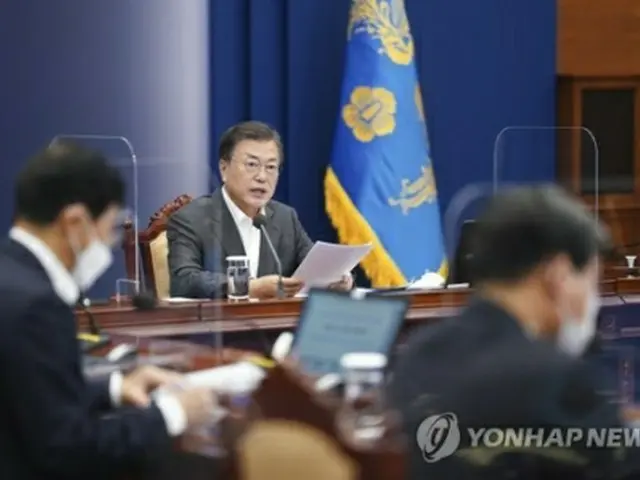 新型コロナウイルス対応特別防疫点検会議で発言する文大統領＝12日、ソウル（聯合ニュース）