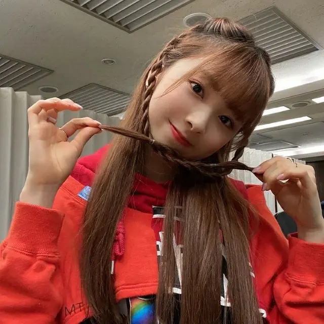 「NiziU」のMIIHI、超絶キュートな編み込みアレンジで「初めてのヘアスタイル」と近況報告（画像:「NiziU」公式インスタグラム）