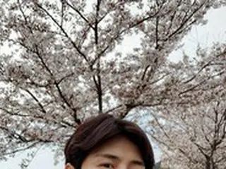 俳優キム・ソンホ、桜より好まれるビジュアル…‘彼氏ショット’のお手本