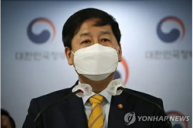 日本政府が東京電力福島第１原発の処理済み汚染水を海洋放出する方針を決めたことを受け、韓国政府は１３日午前、政府ソウル庁舎で関係官庁の次官が参加する緊急会議を開いた。会議後に政府対策を発表する国務調整室の具潤哲（ク・ユンチョル）室長＝１３日、ソウル（聯合ニュース）