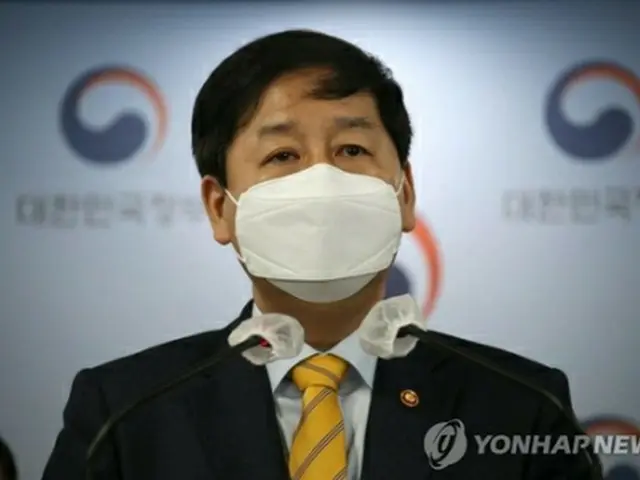 日本政府が東京電力福島第１原発の処理済み汚染水を海洋放出する方針を決めたことを受け、韓国政府は１３日午前、政府ソウル庁舎で関係官庁の次官が参加する緊急会議を開いた。会議後に政府対策を発表する国務調整室の具潤哲（ク・ユンチョル）室長＝１３日、ソウル（聯合ニュース）