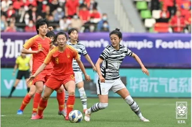 ボールを奪い合う韓国と中国の選手（大韓サッカー協会提供）＝（聯合ニュース）≪転載・転用禁止≫