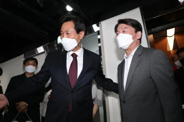 呉世勲ソウル市長（左）と安哲秀国民の党代表（右）（画像提供:wowkorea）