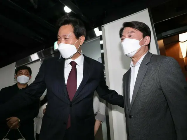 呉世勲ソウル市長（左）と安哲秀国民の党代表（右）（画像提供:wowkorea）