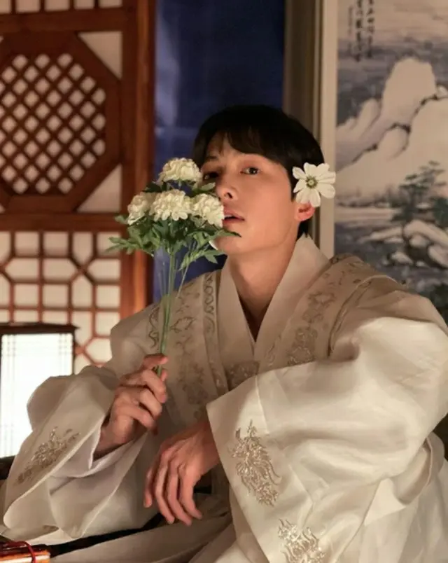 俳優ソン・ジュンギ、イケメンぶりを発揮した花の坊ちゃんに変身…男神のビジュアルにドキドキ（画像提供:wowkorea）