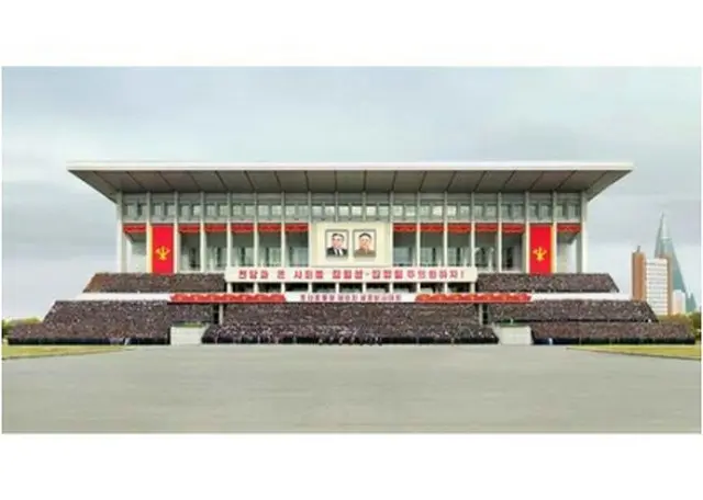 北朝鮮の朝鮮労働党機関紙「労働新聞」は14日、金正恩氏が13日に「細胞書記大会」の出席者と記念撮影を行ったと報じた（労働新聞ホームページより）＝（聯合ニュース）≪転載・転用禁止≫