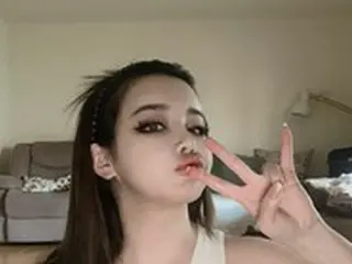 BOM（元2NE1）、完全体でカムバック間近？意味深長な”指の動作”が話題に