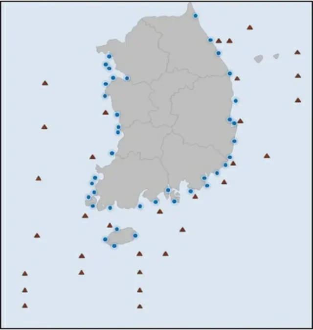 赤い三角は原子力安全委員会の調査地点32か所、青い丸は海洋水産部の調査地点39か所（原子力安全委提供）＝（聯合ニュース）≪転載・転用禁止≫
