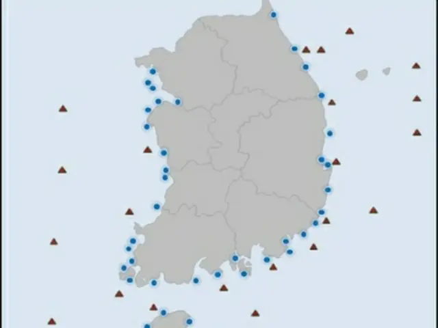 赤い三角は原子力安全委員会の調査地点32か所、青い丸は海洋水産部の調査地点39か所（原子力安全委提供）＝（聯合ニュース）≪転載・転用禁止≫