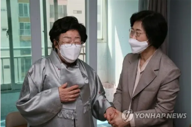 今月７日、慰安婦被害者の李容洙（イ・ヨンス）さん（左）の住まいを訪ねた鄭英愛長官（女性家族部提供）＝（聯合ニュース）≪転載・転用禁止≫