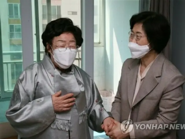 今月７日、慰安婦被害者の李容洙（イ・ヨンス）さん（左）の住まいを訪ねた鄭英愛長官（女性家族部提供）＝（聯合ニュース）≪転載・転用禁止≫