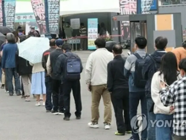 新型コロナウイルスの検査所で順番を待つ人たち＝（聯合ニュース）
