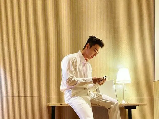 ドンへ（SJ）、全身ホワイトファッションを公開＝“どこに出かけるの？”（画像提供:wowkorea）