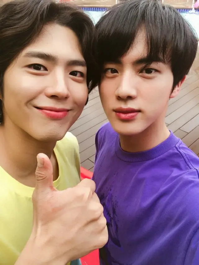 【トピック】JIN（BTS）＆俳優パク・ボゴム、仲良しイケメンツーショットが華やかすぎると話題（画像提供:wowkorea）