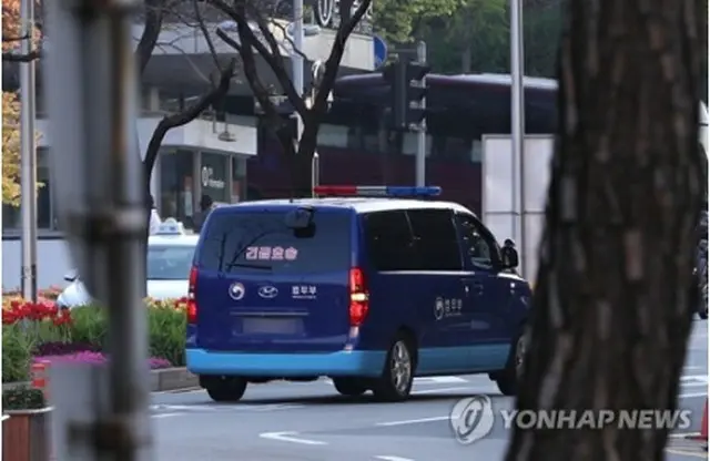 李氏を乗せ病院から拘置所に向かう護送車＝１５日、ソウル（聯合ニュース）