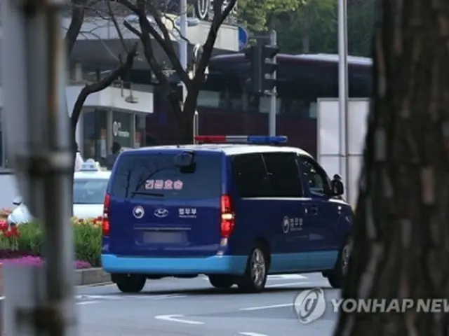 李氏を乗せ病院から拘置所に向かう護送車＝１５日、ソウル（聯合ニュース）