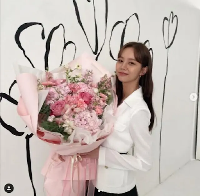 ヘリ（Girl’s Day）、顔が消滅するよう...花束を美しく抱えて「嬉しいです」（画像提供:wowkorea）