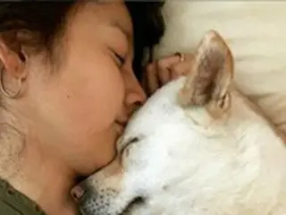 歌手イ・サンスンが伝える妻ヒョリの近況、愛犬と顔をくっつけて添い寝 「幸せな日常」