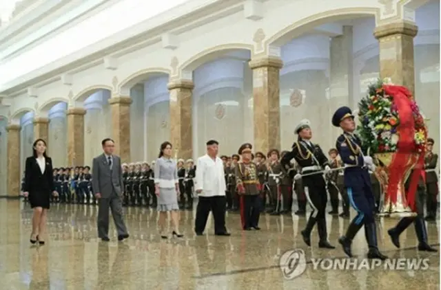 朝鮮労働党機関紙「労働新聞」は金正恩氏（左から4人目）らが錦繍山太陽宮殿を参拝したと報じた（同紙HPより）＝（聯合ニュース）≪転載・転用禁止≫