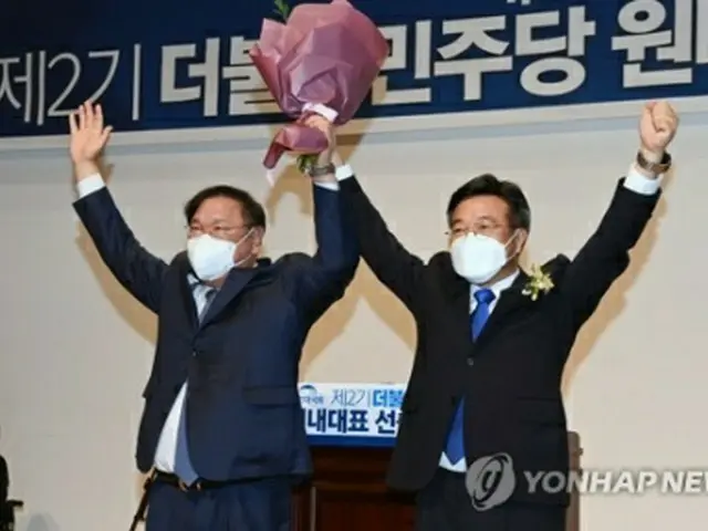 新たな院内代表に選出された尹昊重氏（右）。左は金太年（キム・テニョン）前院内代表＝１６日、ソウル（聯合ニュース）