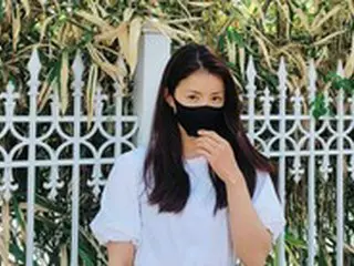 女優イ・シヨン、ブランドバッグを持った女戦士フォース…強烈な目力と脚線美