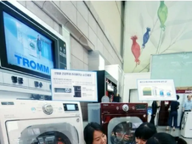 ＬＧ電子は０８年に引き出し型の靴ケア機を搭載したドラム式洗濯機を発売した（同社提供）＝（聯合ニュース）≪転載・転用禁止≫