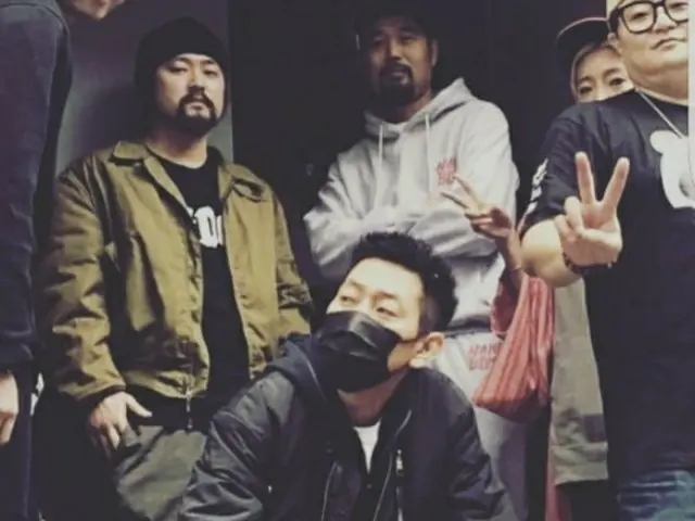 グループ「DJ DOC」のメンバーイ・ハヌルの弟で、「45RPM」メンバーイ・ヒョンベさんが突然死亡した中でキム・チャンヨルの追悼文に怒りを表し、その背景に疑問が集まっている。（画像提供:wowkorea）