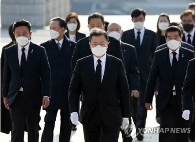 国立4・19民主墓地を参拝した文大統領（中央）＝19日、ソウル（聯合ニュース）
