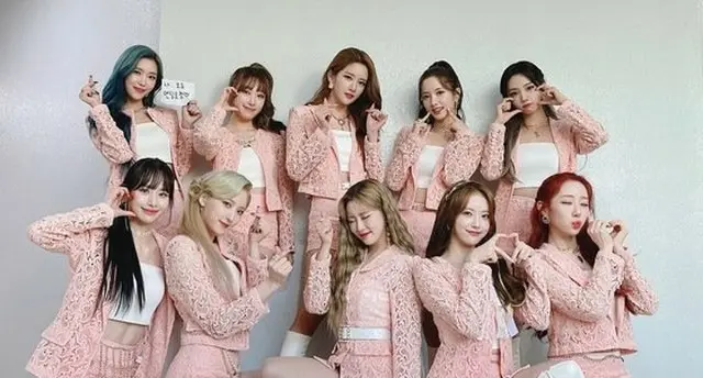 「宇宙少女」、「UNNATURAL」で変身成功…初動6万・音楽放送1位達成（画像提供:wowkorea）
