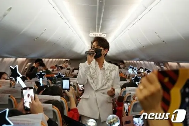 キム・スチャンによる済州航空機内でのイベントの模様（画像提供:wowkorea）